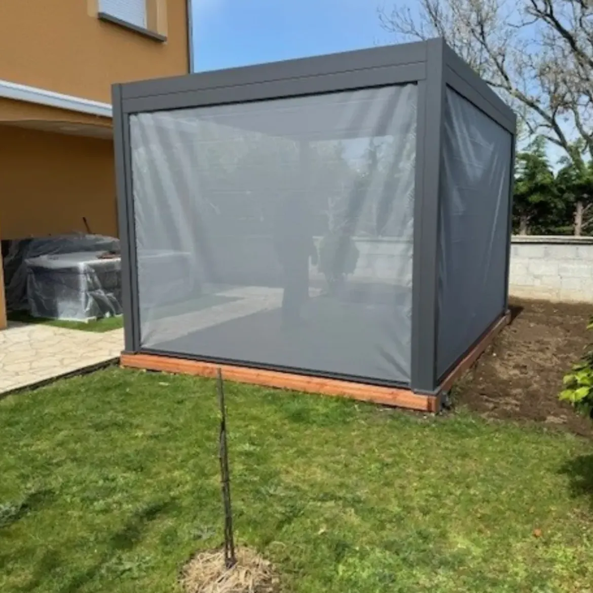 Pergola Bioclimatica in Alluminio 360x300 cm con 2 Teli Laterali Grigi