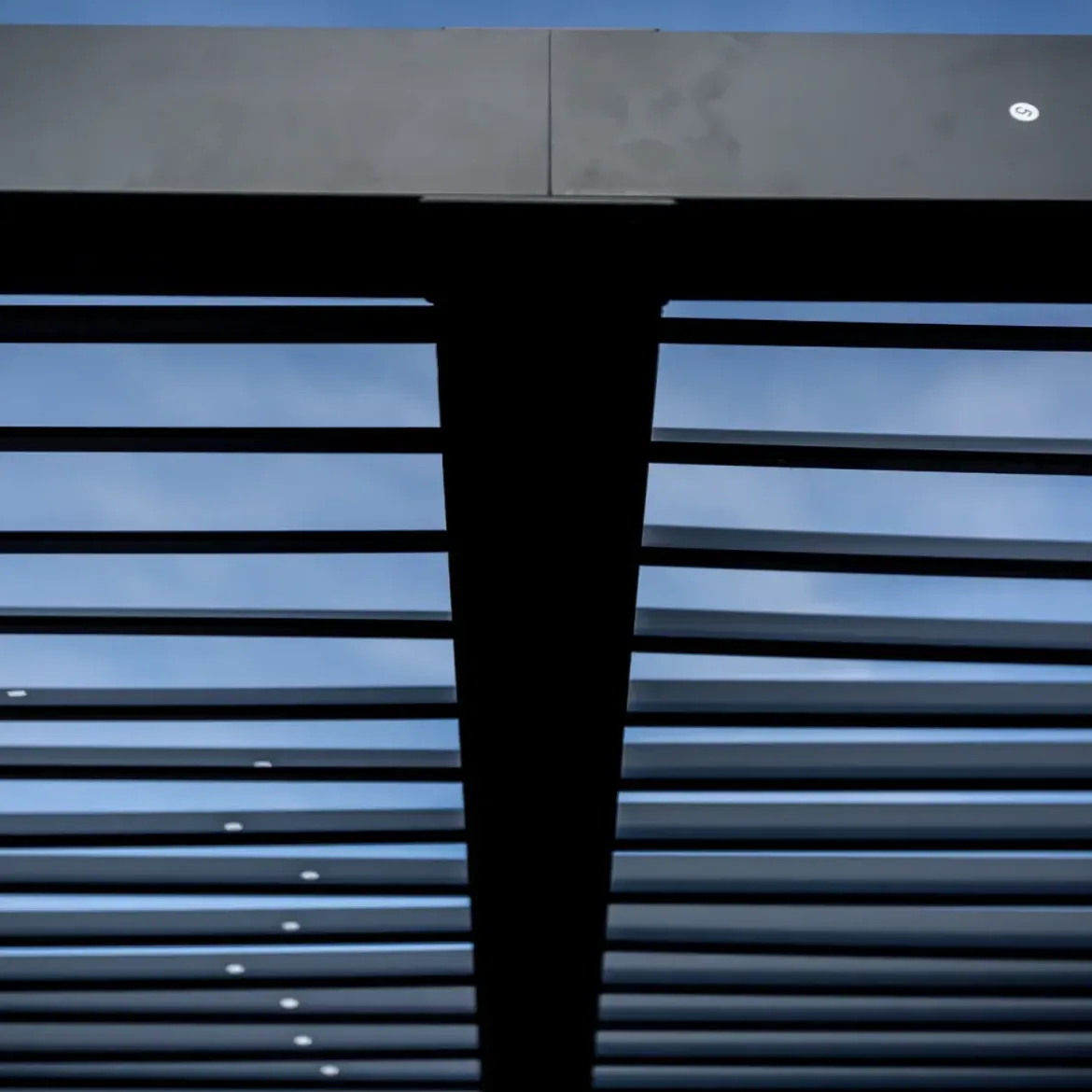 Pergola Bioclimatica in Alluminio 360x300 cm con 2 Teli Laterali Grigi