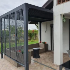 Pergola Bioclimatica 240x300 cm Alluminio Grigio con Pannelli Privacy