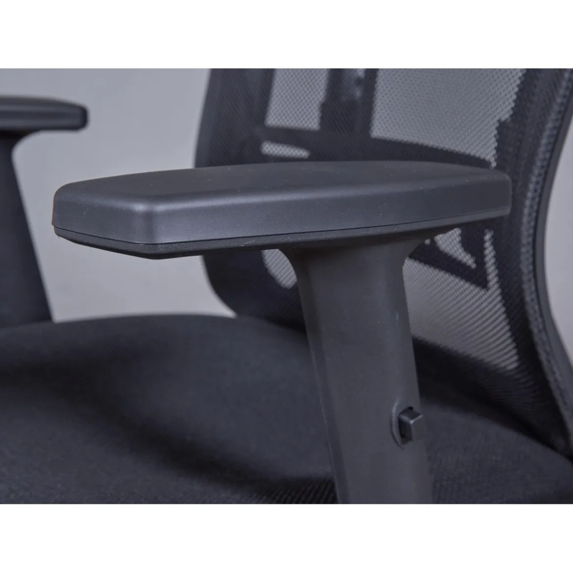 Sedia da Ufficio Nera in Rete Ergonomica con Ruote