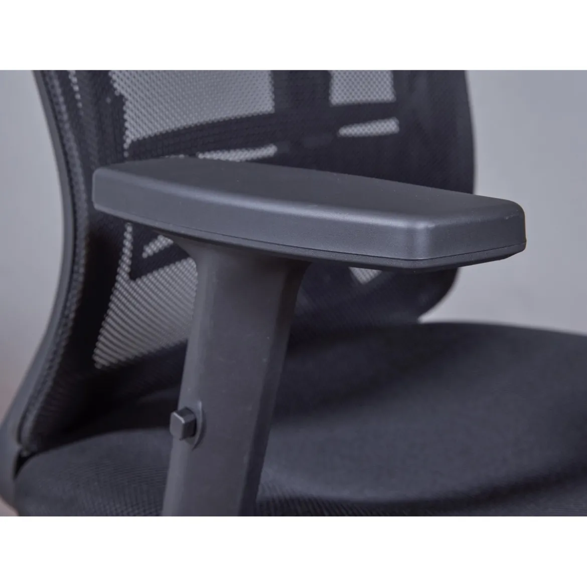 Sedia da Ufficio Nera in Rete Ergonomica con Ruote