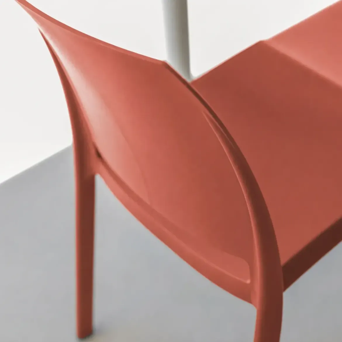 Set 4 Sedie da Pranzo in Resina Impilabili Rosso Tappi Antiscivolo