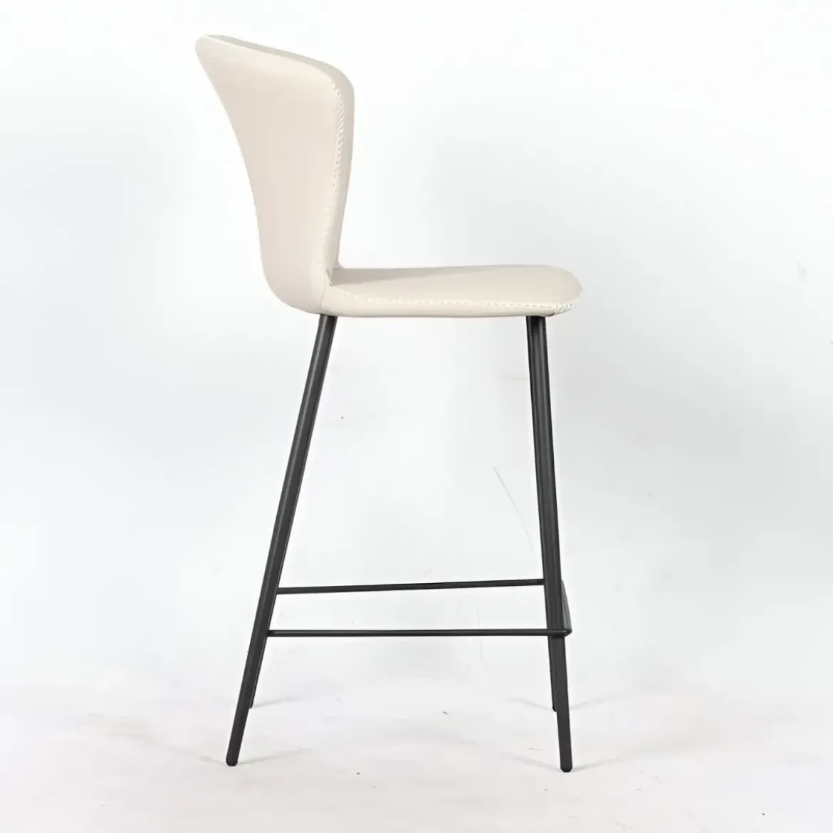 Set 2 Sgabelli Imbottiti in Ecopelle Beige in Gambe Metallo Nere