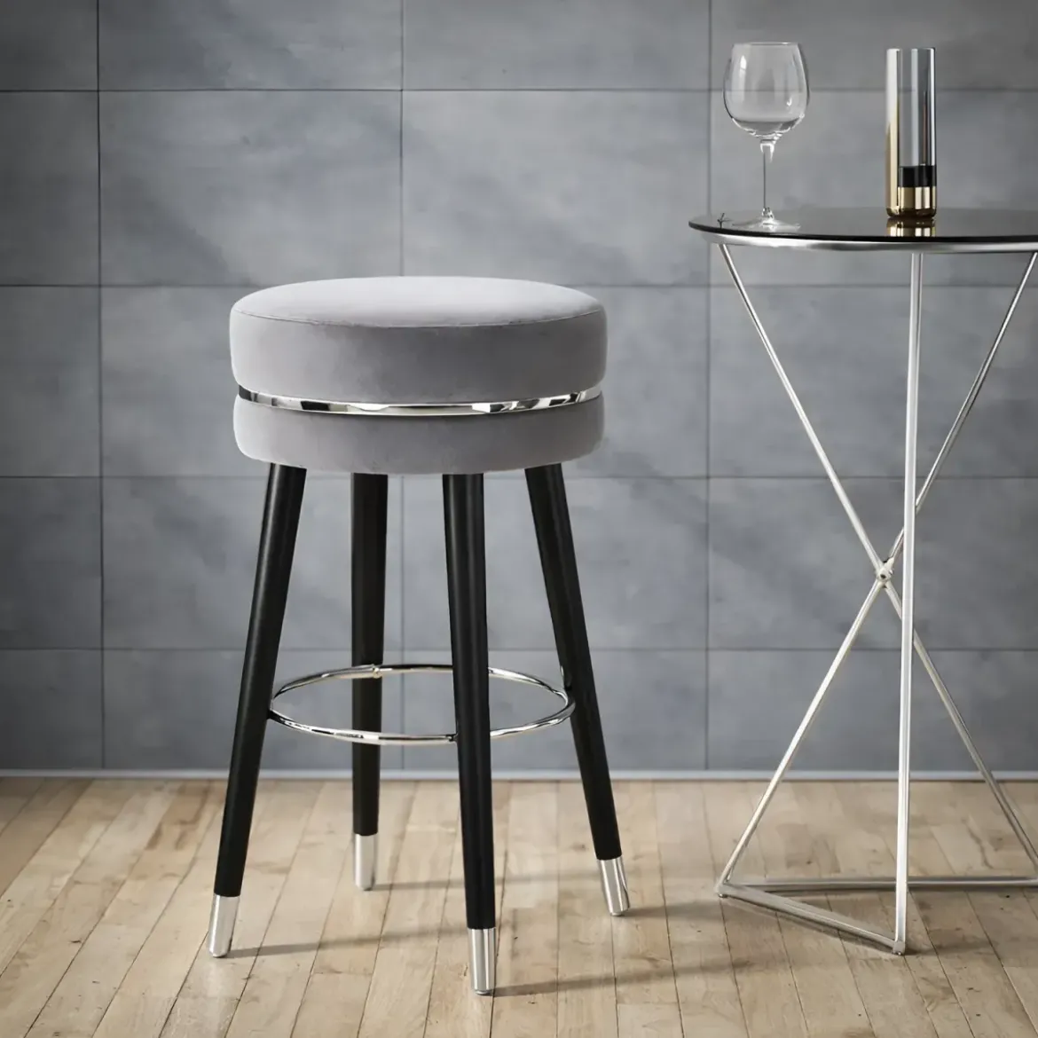 Sgabello Bar in Velluto Grigio Finitura Argento Poggiapiedi Moderno