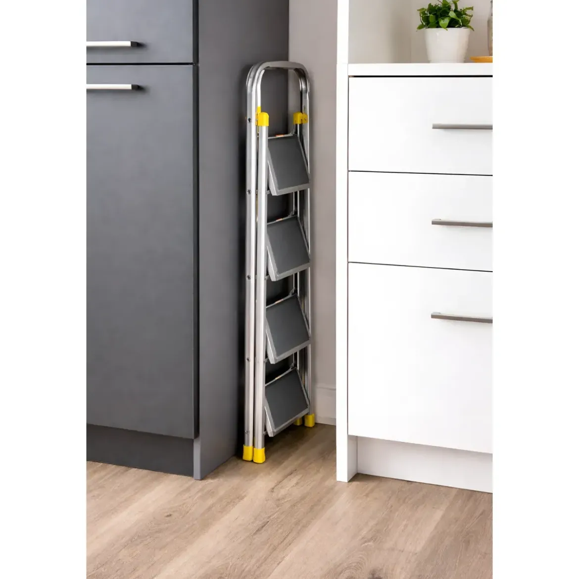 Sgabello Scaletta Pieghevole Alluminio 4 Gradini Antiscivolo Nero 150 kg