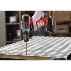 Trapano Avvitatore Black & Decker a Batteria a Litio 18V con Luce LED
